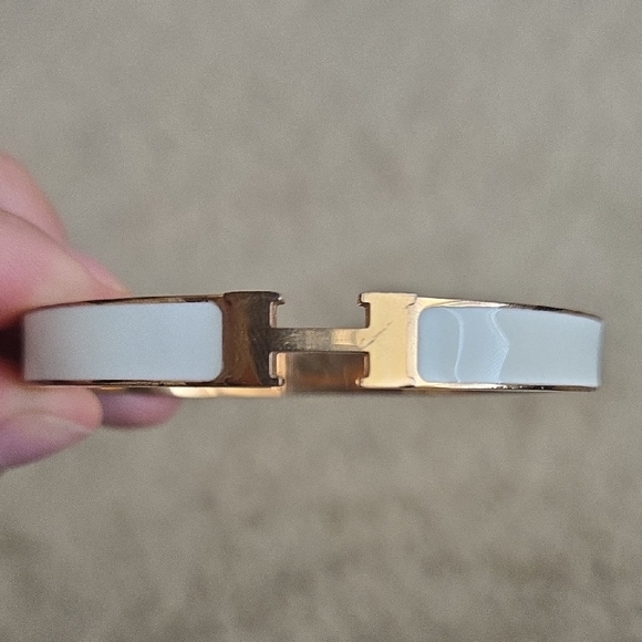 Elegant White and Gold Bracelet - Picture 4 of 5